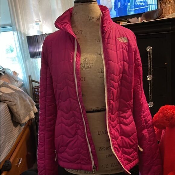 Northface thermoball sport active puffer packable jacket hot mr pink size medium - Picture 6 of 9